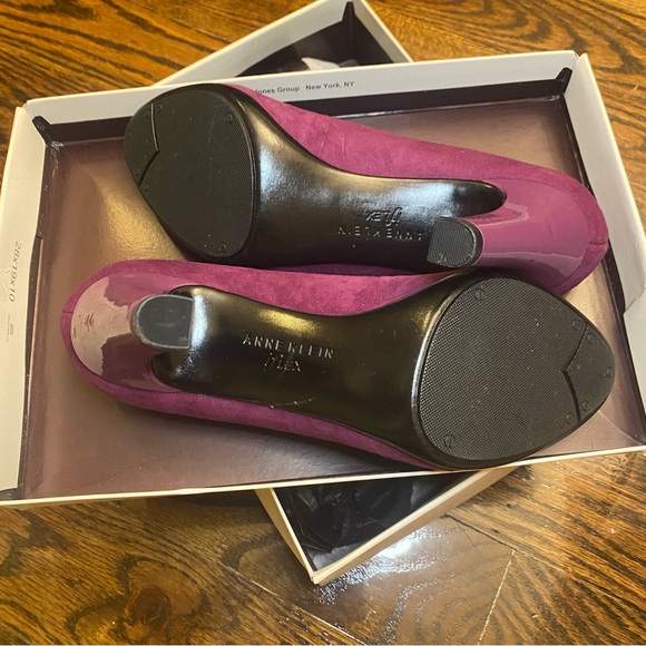 Anne Klein Iflex Dark Pink Suede Pumps - Picture 7 of 9
